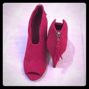 Shoe Dazzle red velvety peep toe booties.